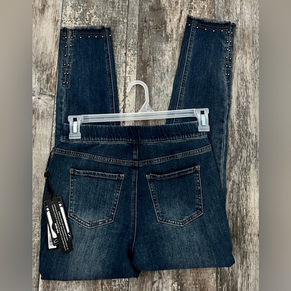 Charlie B C5358-301B pull on jeans with studs NWT women’s size 4 - Picture 1 of 3